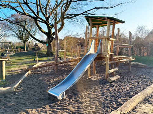 Spielturm mit Rutsche