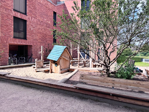 Spielanlage mit Kleinkindbereich