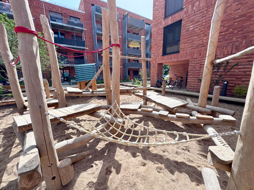 Spielanlage mit Kleinkindbereich