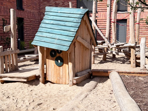 Spielanlage mit Kleinkindbereich