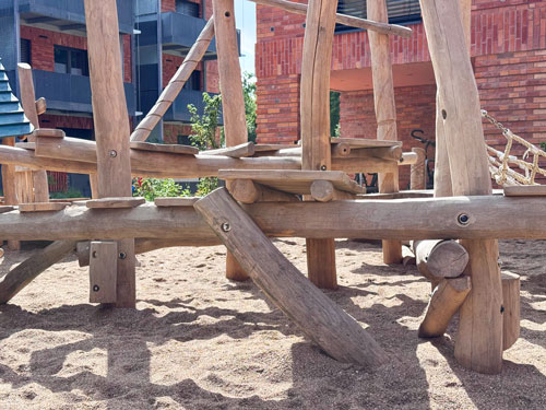 Spielanlage mit Kleinkindbereich