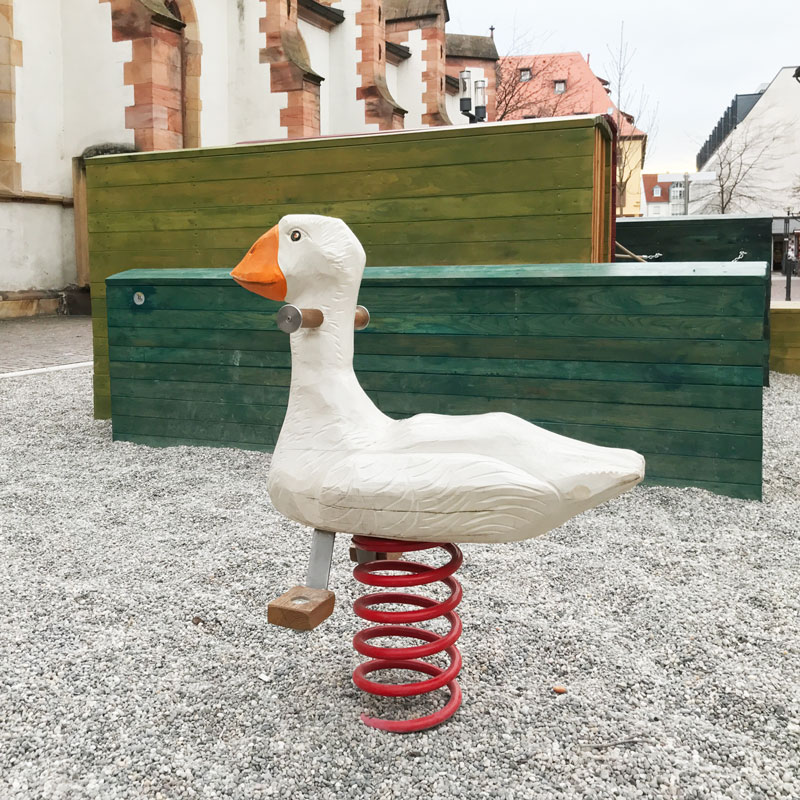 Wippfedertier in Fu&szlig;g&auml;ngerzone