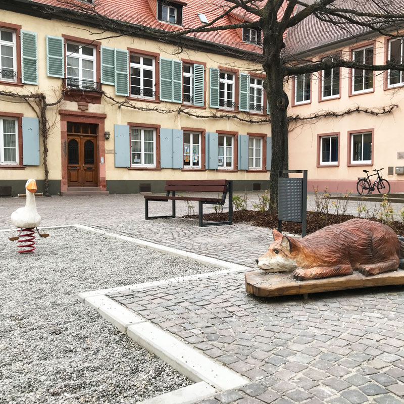 Holzskulpturen in Fu&szlig;g&auml;ngerzone