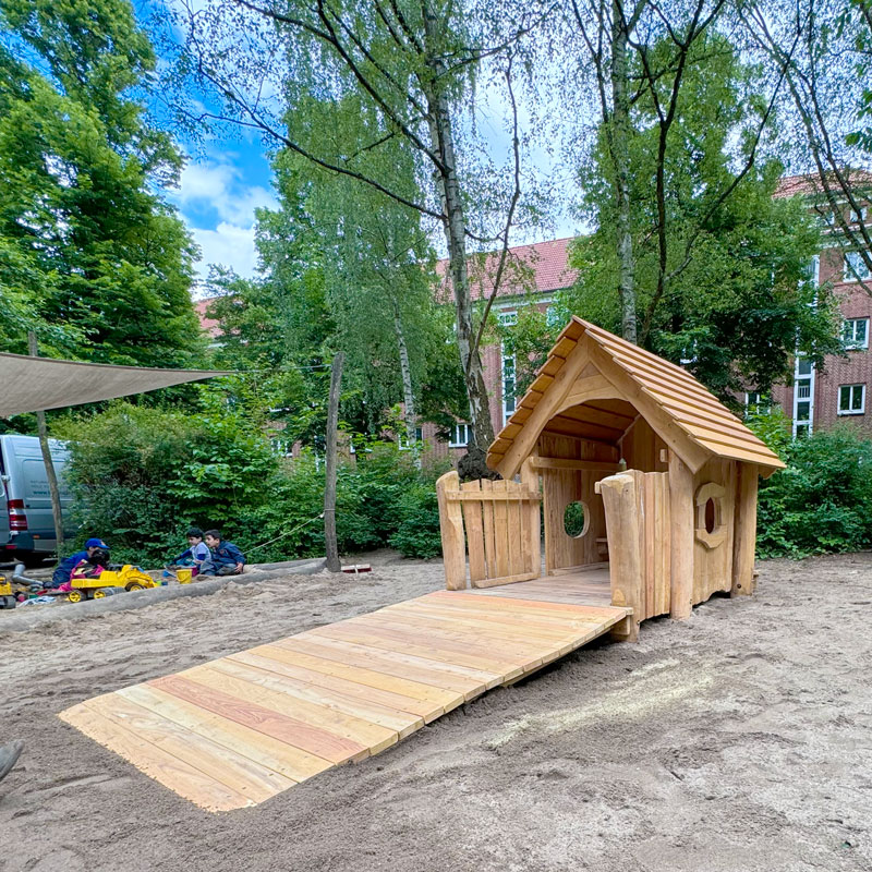 Spielhaus 'Holzh&uuml;tte' mit Fahrrampe